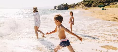 des-vacances-en-famille-les-pieds-dans-l-eau